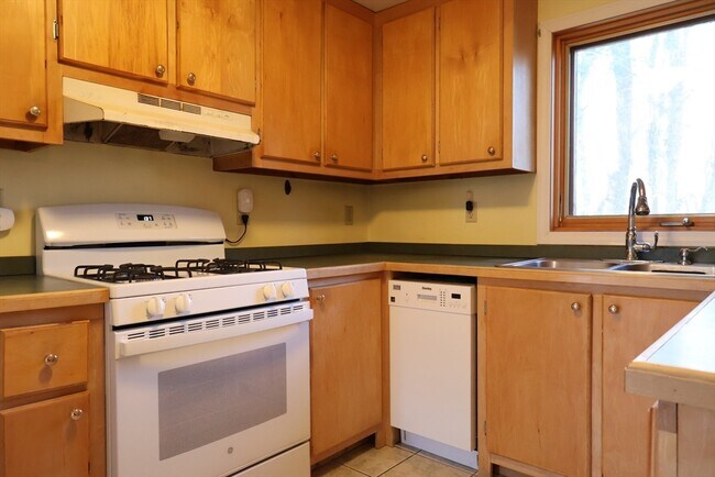 Building Photo - 5 Yankee Way