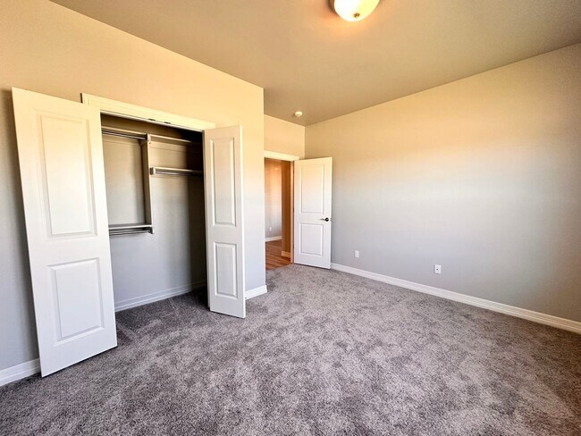 Building Photo - Spacious 4-Bedroom Home with Pool in Yukon