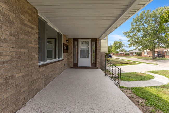 Building Photo - 367 Shore Dr