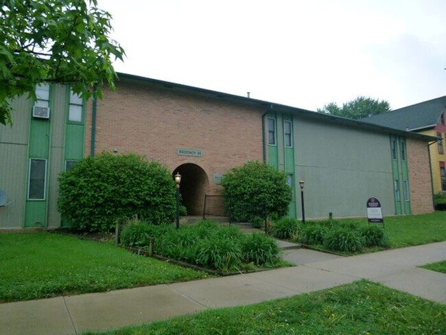 Building Photo - Ground Level Upper Apartment Near Downtown!