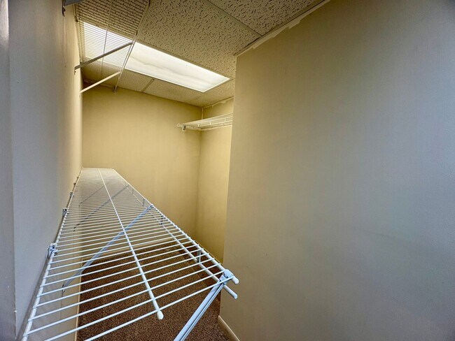 Building Photo - 1325 W Poplar St