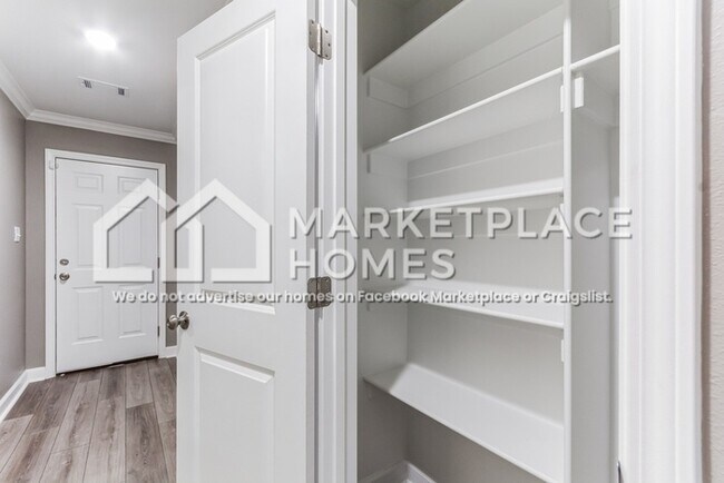 Building Photo - 1519 W 15th St