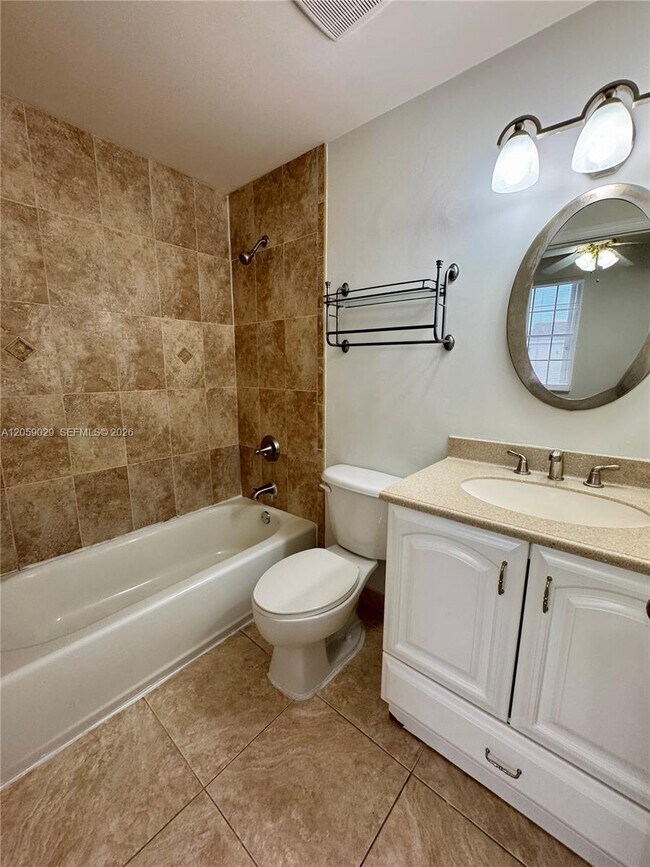 Building Photo - 16743 Hemingway Dr