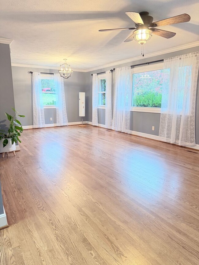 Building Photo - Beautiful brick, ranch home in the Enka Sc...