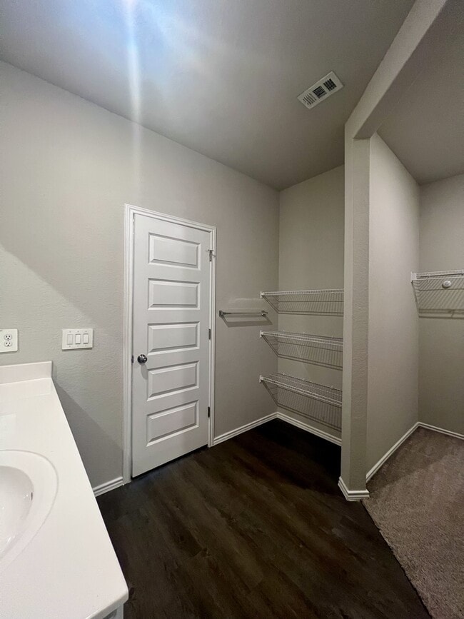 Building Photo - 596 Jennifer Wy