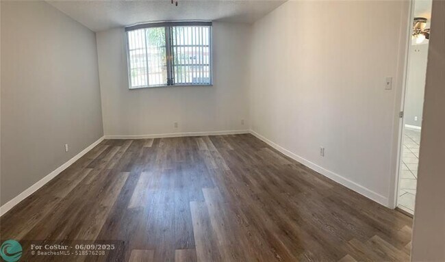 Building Photo - 404 NW 68th Ave
