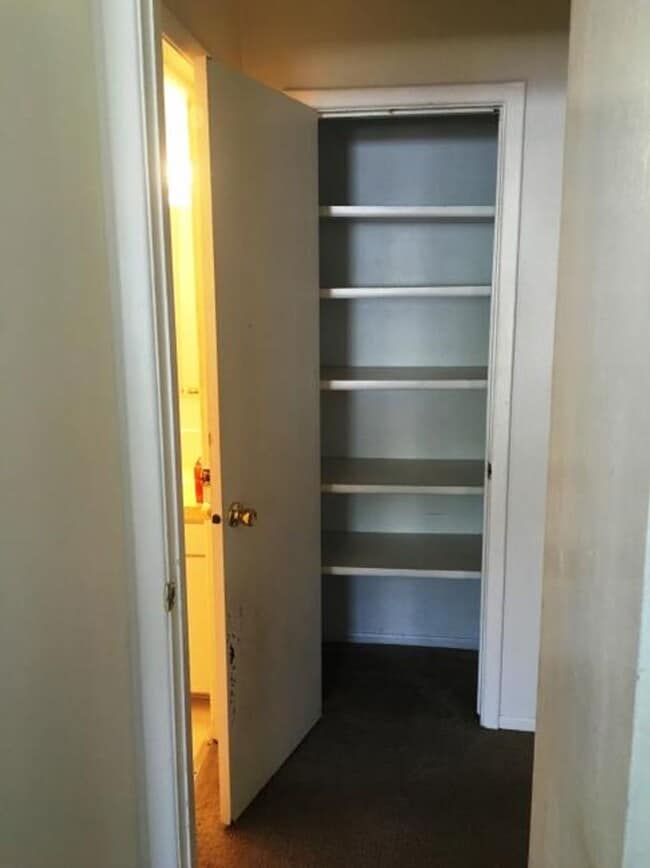Building Photo - 2 Bedroom Apartment with Garage Available August 1st