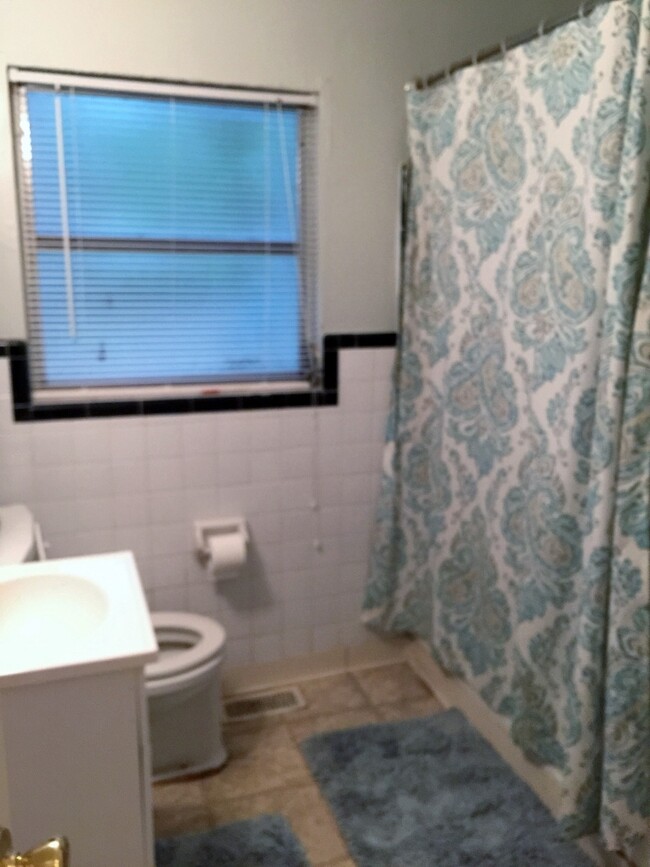 Building Photo - 3/2.5 House with large yard walking distan...