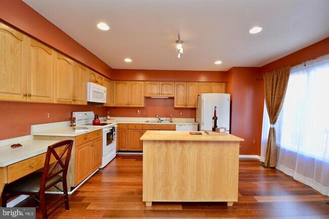 Building Photo - 7209 Burton Hill Ct