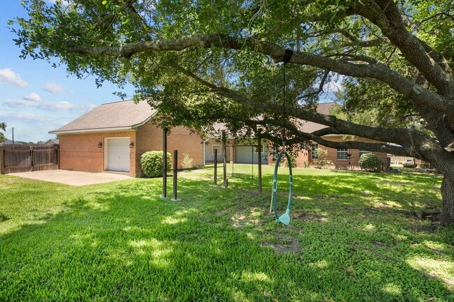 Building Photo - 616 Westwood Cir