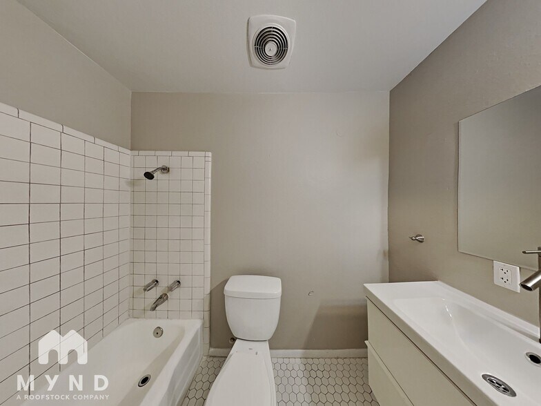 Building Photo - 537 E Laguna Dr