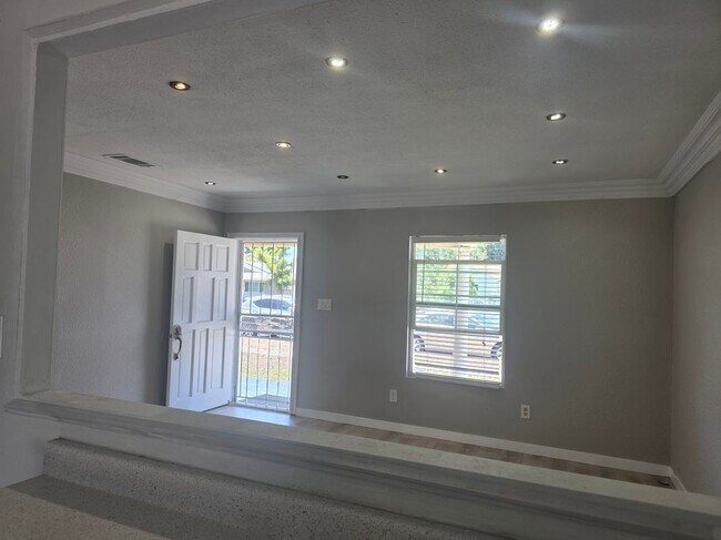 Building Photo - 3509 W Flower Ave