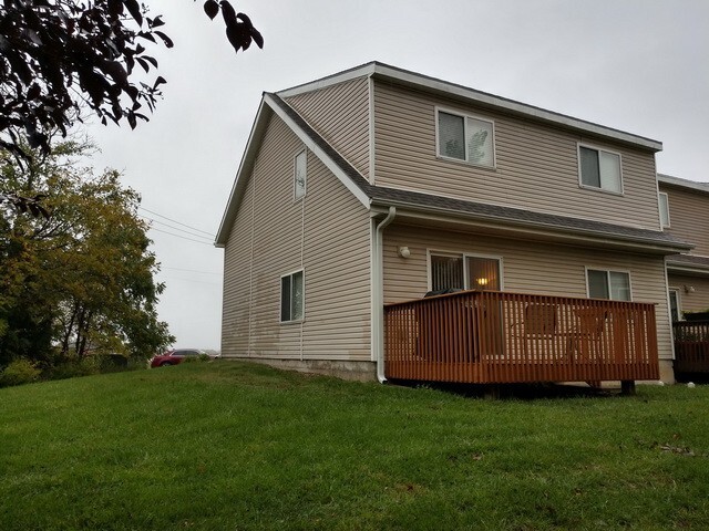 Building Photo - Large 3 Bed/ 2 Bath Townhome on West Side!