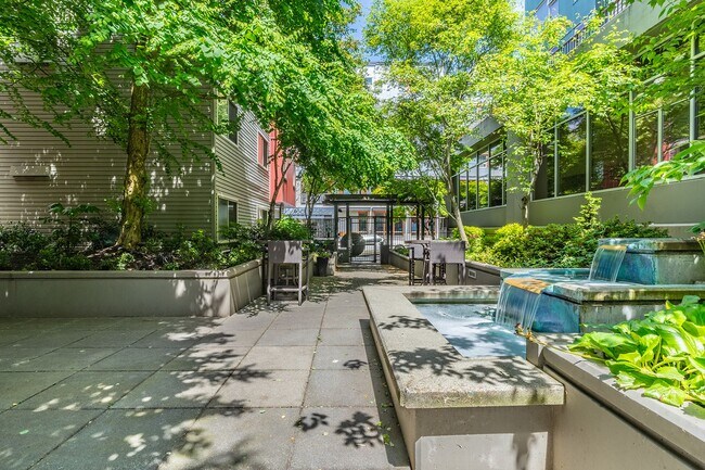 Building Photo - Huge Central Area Studio with PARKING and ...