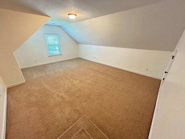Building Photo - Beautiful 4Bed/2.5 Bath Home in Wren Creek!
