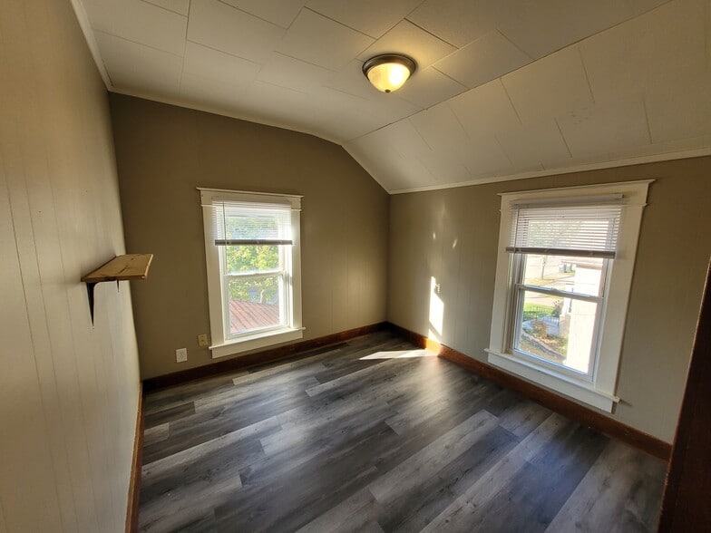 Building Photo - 818 6th Ave