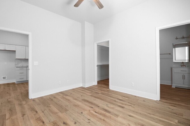 Building Photo - 826 W Victory Dr