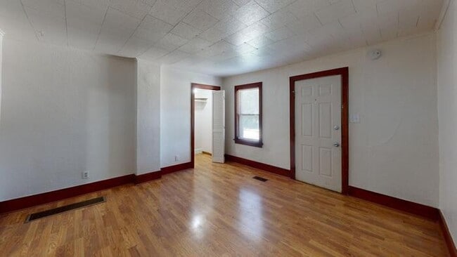 Building Photo - 302 4th St NE