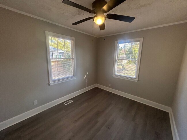 Building Photo - 803 Center St