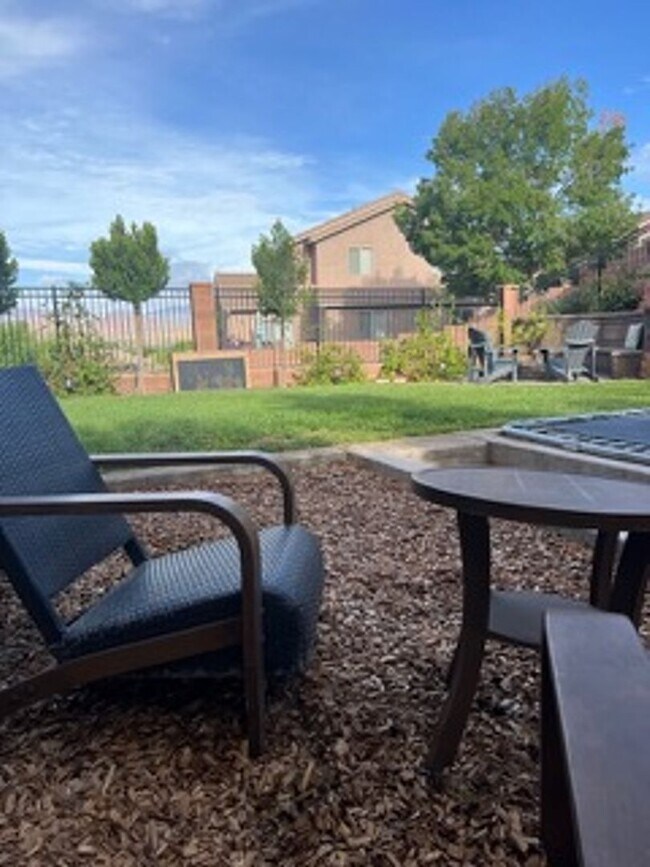 Building Photo - Very Spacious 6 bedroom home with amazing ...