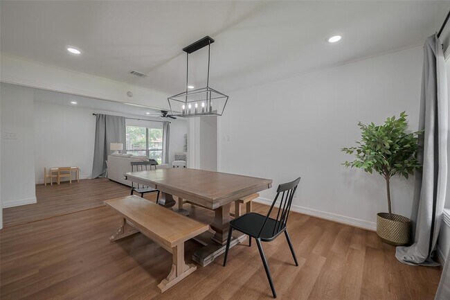 Building Photo - 8057 Ridgeview Dr