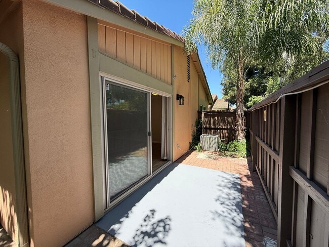 Building Photo - Single story 3 bedroom with attached Garage!