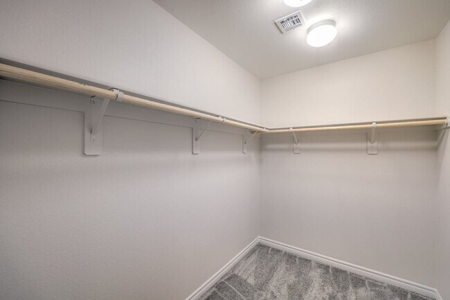 Building Photo - Fully Upgraded - 4bedroom & 2.5 bathrooms-