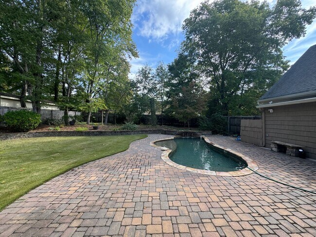 Building Photo - Large 4/4 House in Maplewood $2,795