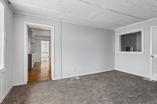 Building Photo - 511 Poppleton Ave