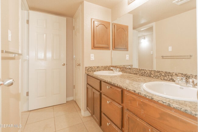 Building Photo - 14529 Jesus Almeida