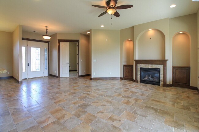 Building Photo - 3 Bed/2.5 Bath Large Horn Rapids Home