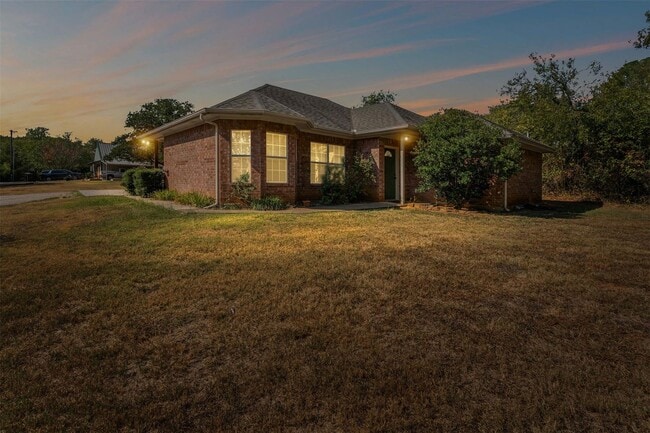 Building Photo - Charming Home In Weatherford