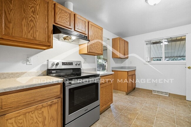 Building Photo - Spacious Home with Washer/Dryer and Fenced Yard