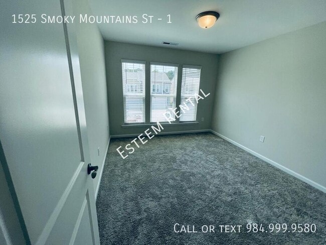 Building Photo - 1525 Smoky Mountains St