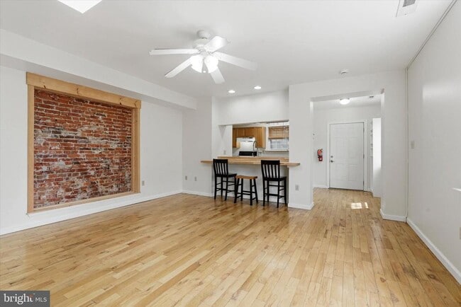 Building Photo - 1347 S 6th St