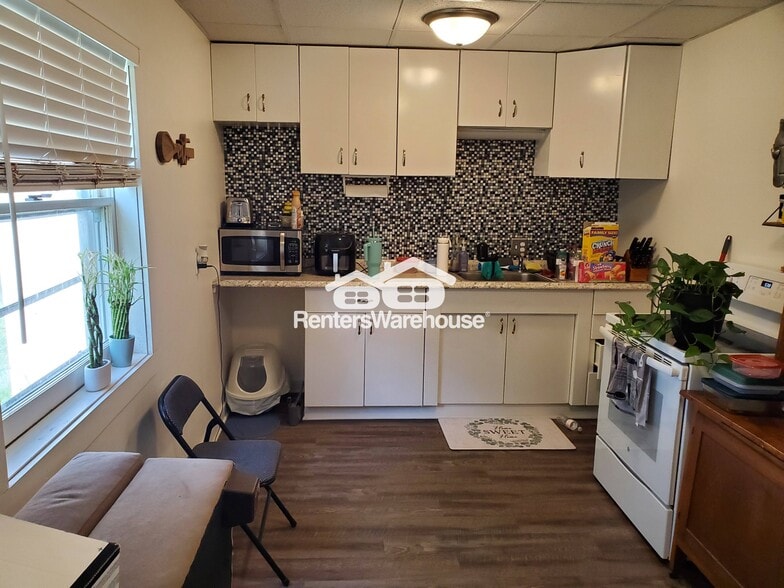 Building Photo - 109 4th Ave SE