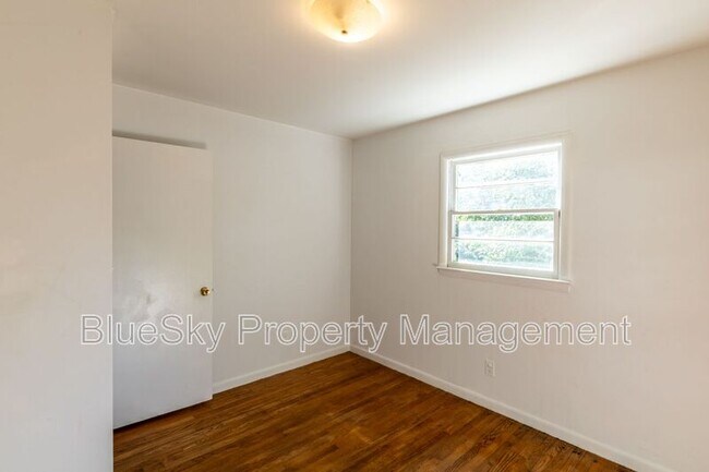 Building Photo - 104 Stratford Ct