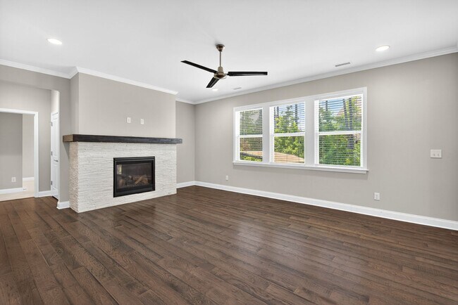 Building Photo - “5-Bedroom Home with Bonus Room & Resort-S...