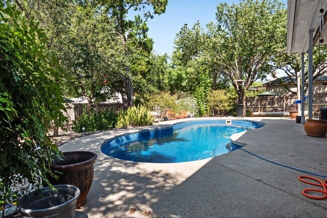 Building Photo - 1305 Cedar Brook Dr