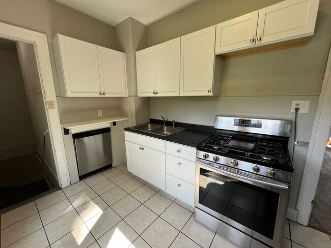 Building Photo - 4 Bedroom House Near Campus