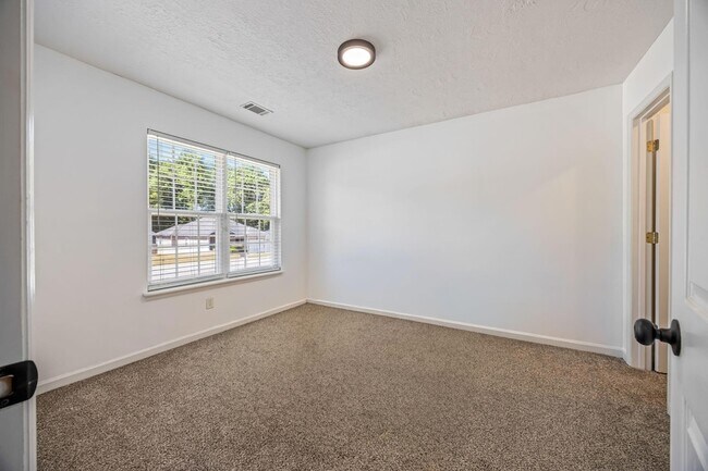 Building Photo - 2056 Sylvan Lake Dr