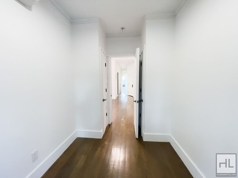 Building Photo - Spacious 2-Bed 1 Bath / Carroll Gardens