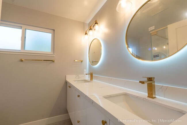 Building Photo - Spacious custom 4 bedroom home with pool and 2 car garage!