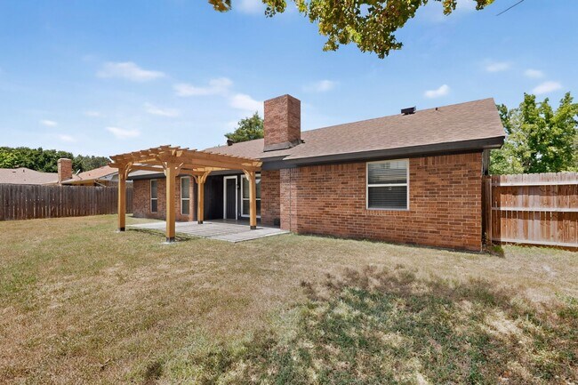 Building Photo - Newly Renovated Home In Grapevine Ready To Be Yours!!!!