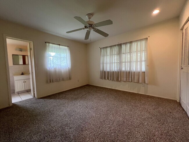 Building Photo - ** Annual ** 2 Bed / 2 Bath ** Single Family Home ** Conveniently Located ** $1,395