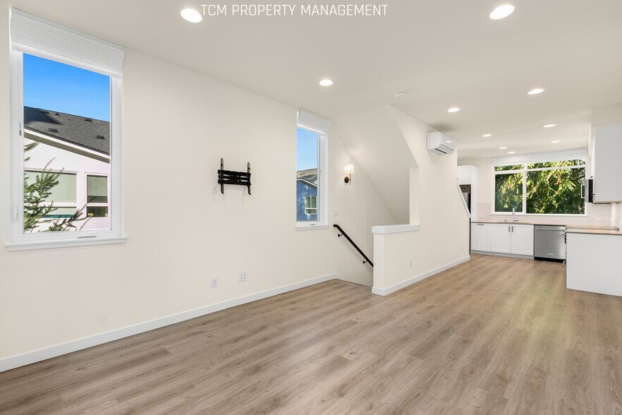 Building Photo - 2024E NE 85th St