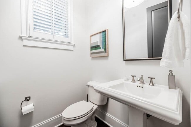 Building Photo - 470 Hamilton St SE