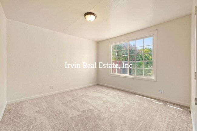 Building Photo - Nice 3 Bedroom PIttsburg with a big back yard