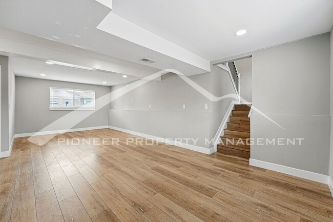 Building Photo - Spacious Duplex with Washer/Dryer and Cent...