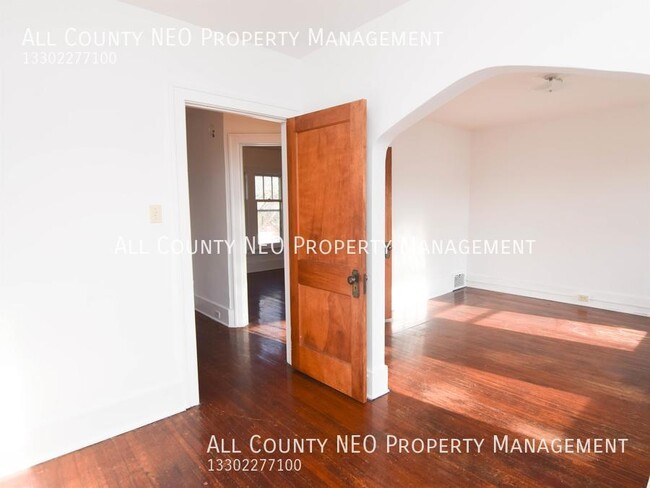 Building Photo - Spacious Apartment in Highland Square, Akron